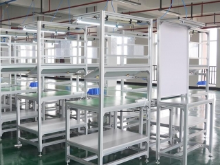 Lắp đặt khung nhôm, bàn thao tác